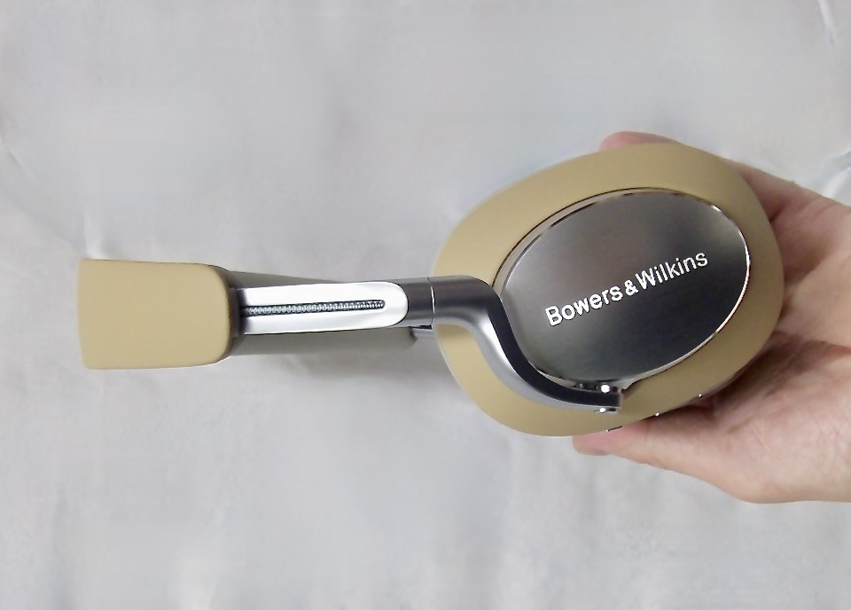 Bowers_wilkins_PX8ワイヤレスBluetoothヘッドホンの外観比較_タンカラー画像・革とメタルのデザイン